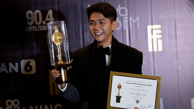 Aktor Chicco Kurniawan berpose usai meraih penghargaan Aktor Terbaik dalam Festival Film Indonesia 2021 di Jakarta Convention Center, Jakarta, Rabu (10/11/2021). Foto: Aditya Pradana Putra/ANTARA FOTO