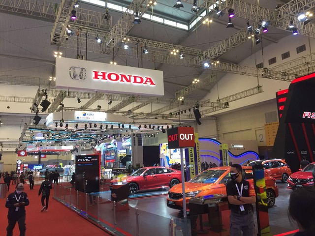 Suasana Pameran Otomotif GIIAS 2021. Foto: Ghulam Muhammad Nayazri / kumparanOTO