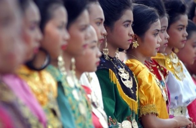 Sumber : https://www.shutterstock.com/id/image-photo/magelang-indonesia-may-23-2005-rows-1785597716 Pakaian adat Indonesia