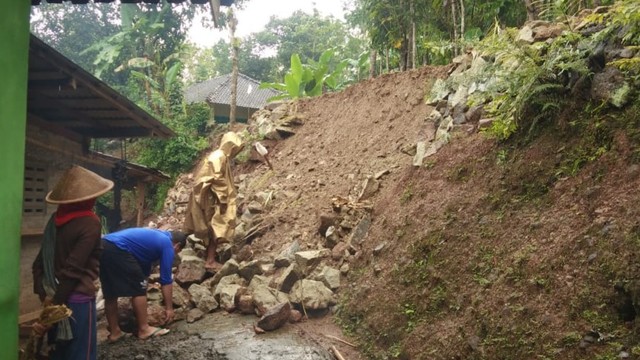 Salah satu lokasi tanah longsor di Yogyakarta usai dilanda hujan deras. Foto: istimewa