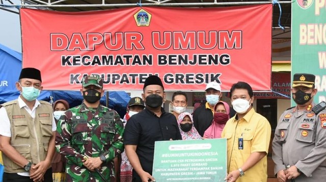 Bupati Gresik, (berbaju hitam, kiri) menerima bantuan secara simbolis bantuan dari Pterokimia Gresik. Foto: Istimewa