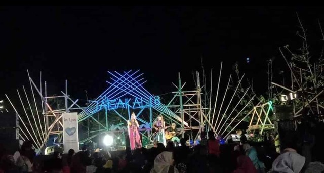 Teater Rara Santang dalam pementasan perwayangan di Festival Jaga Kali. sumber: FB Azzahra