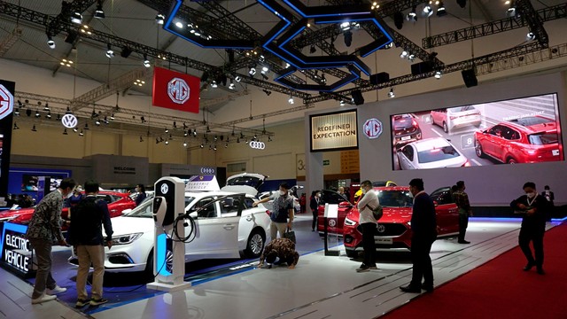 Suasana pameran GIIAS 2021 di ICE BSD, Tangerang, Kamis (11/12/2021). Foto: Jamal Ramadhan/kumparan