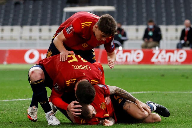 Selebrasi pemain Spanyol  usai mencetak gol ke gawang Yunani pada pertandingan Kualifikasi Piala Dunia 2022 di Stadion Olimpiade, Athena, Yunani. Foto: Alkis Konstantinidis/REUTERS