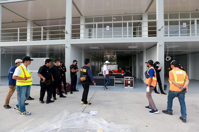 Bukti fisik bahwa pria baju putih bukan pelaku 'unboxing' ilegal. Foto sesaat sesudah pallet dibuka. DokIstimewa