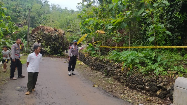 Batu raksasa yang menutupi jalan di Gunungkidul. Foto: Erfanto/Tugu Jogja