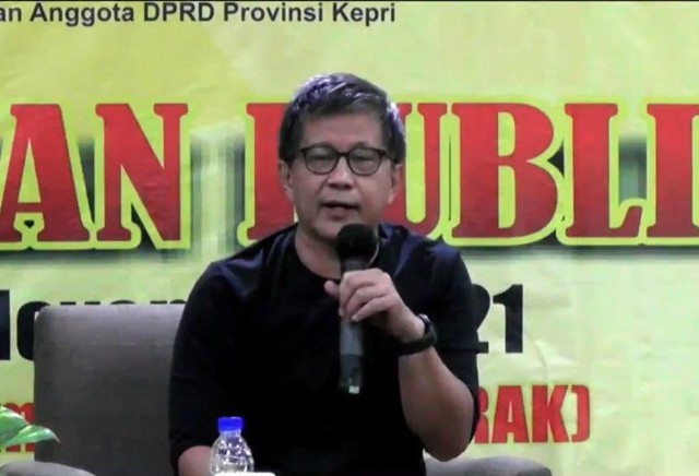 Rocky Gerung dalam diskusi bertema Etika dan Kebijakan Publik di Batam.