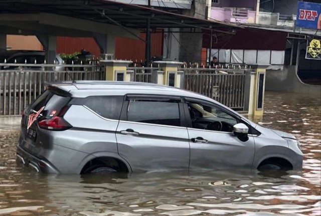 Sebuah mobil terendam banjir. Sudah 3 pekan kota Sintang terendam banjir. Foto; Yus Rizal/Hi!Pontianak