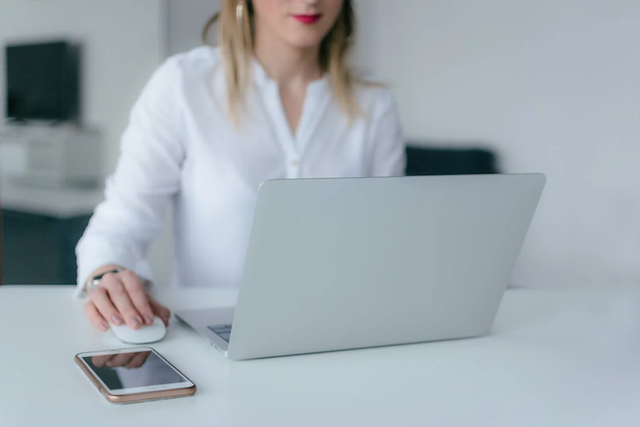 Komputer adalah sebuah teknologi yang memudahkan aktivitas sehari-hari manusia. Foto: Pexels.com