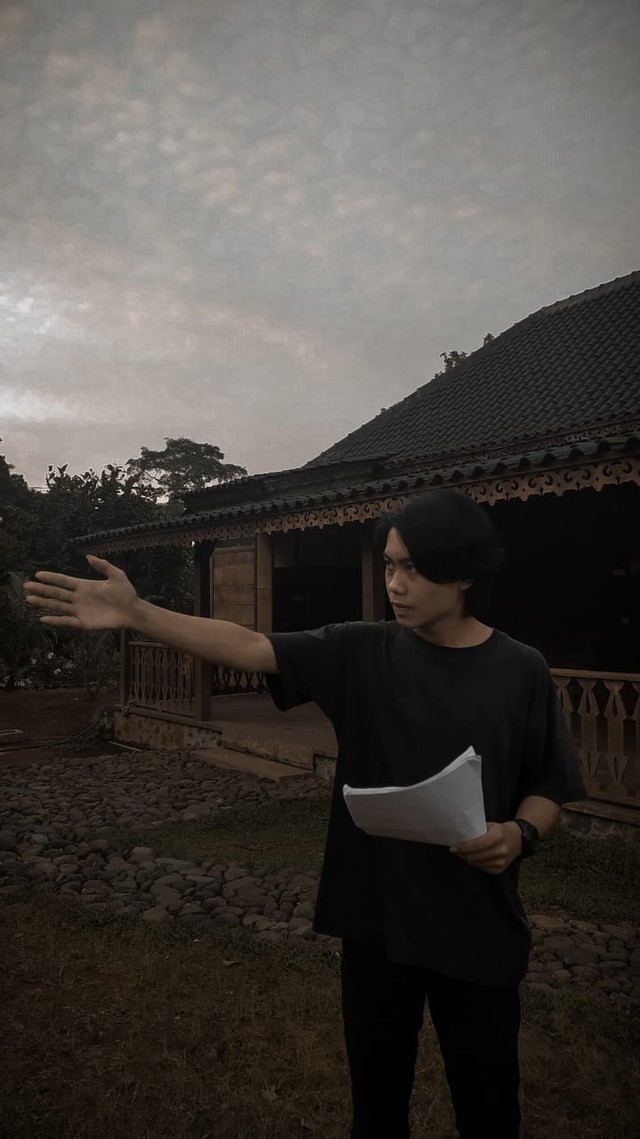 Foto Aditya saat sedang membaca puisi. (Foto pribadi Aditya).