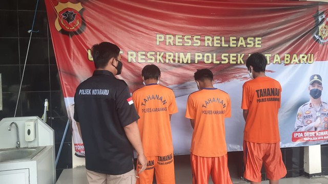 Dua begal dan satu penadah diringkus polisi di Desa Wancimekar, Kecamatan Kotabaru, Kabupaten Karawang.  Foto: Dok. Istimewa