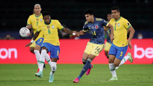 Pemain Brasil Fred beraksi bersama pemain Kolombia Luis Diaz pada pertandingan Copa America 2021 di Estadio Nilton Santos, Rio de Janeiro, Brasil - 23 Juni 2021. Foto: Ricardo Moraes/REUTERS