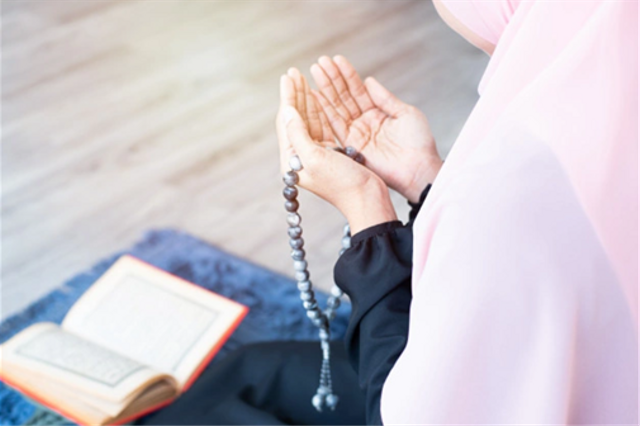 Ilustrasi wanita membaca sholawat allahumma antassalam. Sumber: www.freepik.com
