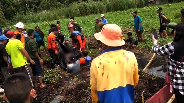 Evakuasi korban meninggal dunia dari Danau Tondano, Kabupaten Minahasa. Tim harus terlebih dahulu membersihkan eceng gondok yang menutupi jenazah sebelum berhasil mengeluarkannya