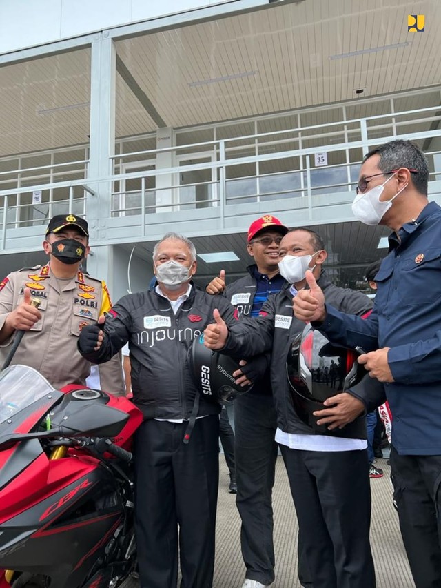 Aksi Presiden Jokowi dan sejumlah menteri naik moge jajal bypass dan Sirkuit Mandalika, Jumat (12/11).  Foto: Dok. Kementerian PUPR