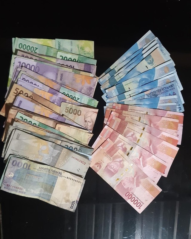 Barang bukti kasus pemalakan di sekitar Wisma Atlet Pademangan, Jakarta Utara.  Foto: Dok. Istimewa