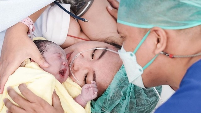 Anak Arief Muhammad yang Baru Lahir Sudah Punya Dua Gigi Foto: Instagram/@tiarapangestika