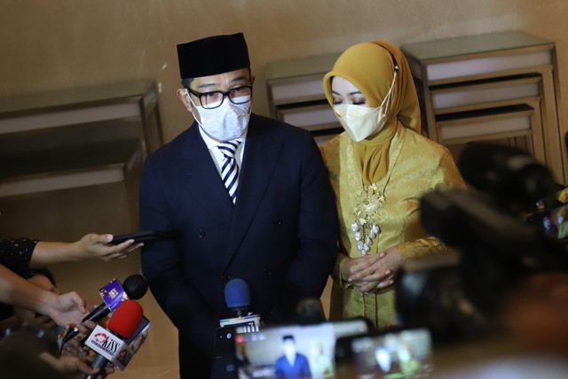 Gubernur Jawa Barat, Ridwan Kamil bersama istri saat hadir di pernikahan Ria Ricis dan Ryan. Foto: Ronny