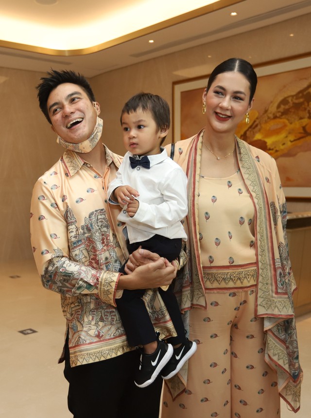 Artis Baim Wong bersama istrinya Paula Verhoeven saat hadir di pernikahan Ria Ricis dan Ryan di Hotel Intercontinental, Pondok Indah, Jakarta, Jumat, (12/11). Foto: Ronny