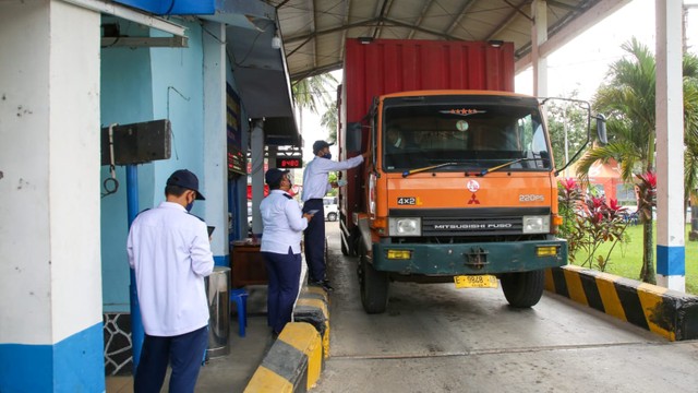 Truk memasuki jembatan timbang di Subah Batang. Foto:  Dok Pemprov Jateng