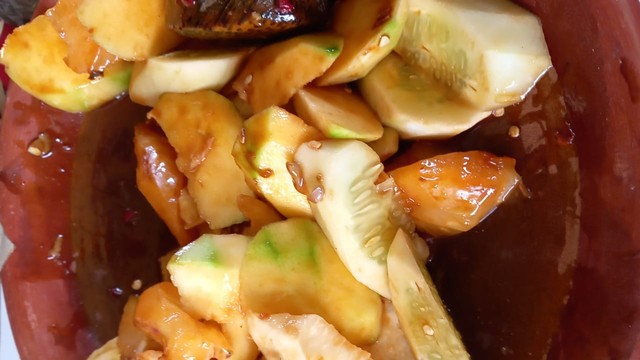 Rujak buah bumbu petis. foto: Pribadi