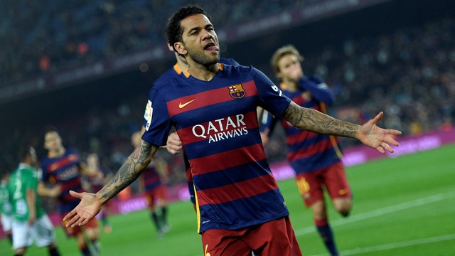 Dani Alves saat di Barcelona. Foto: LLUIS GENE/AFP