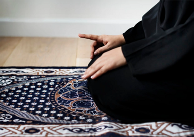 Ilustrasi wanita membaca attahiyatul dalam pelaksanaan sholat fardhu. Sumber: www.freepik.com