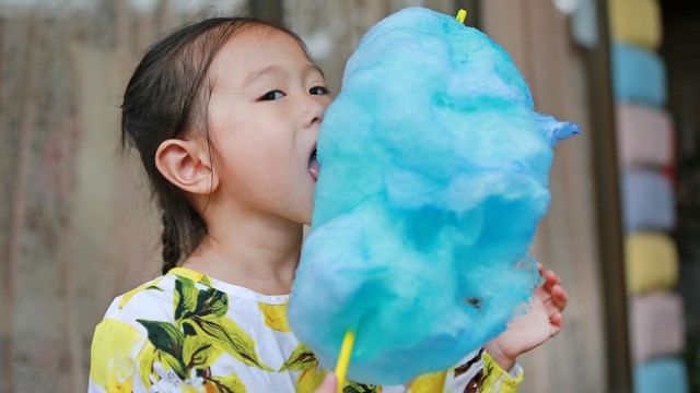 Ilustrasi anak makan manis. Foto: Shutter Stock