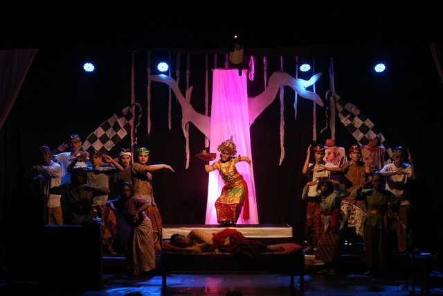 Pementasan "Janger Merah" oleh Teater Syahid, UIN Syarif Hidayatullah Jakarta dalam Ajang Festival Teater Kampus (01/10/2021). (Foto dibidik oleh Sarah Nur Almaas)