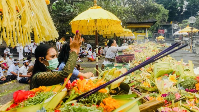 Ilustrasi kalimat balasan Om Swastiastu bagi pemeluk agama Hindu. Sumber: Kumparan