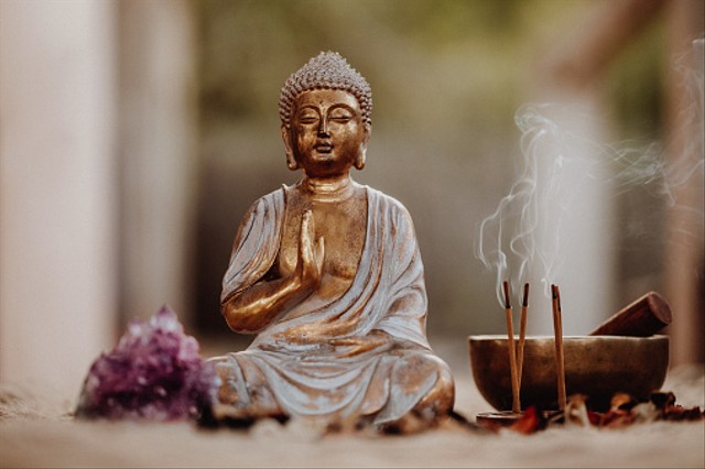 Ilustrasi upacara keagamaan Budhha. Sumber: Unsplash