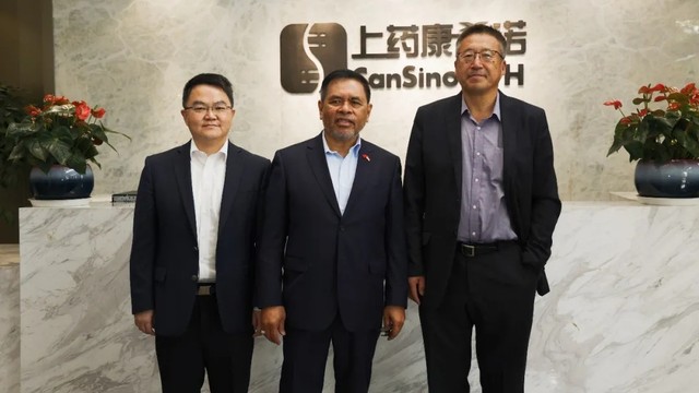 Dubes RI Djauhari Oratmangun kunjungi pabrik vaksin CanSino. Foto: Dok. Istimewa