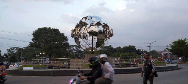 Bola Dunia di bunderan Munjul, Kabupaten Majalengka, Jawa Barat menjadi salah satu ikon daerah. Foto: Erick Disy/CIREMAITODAY