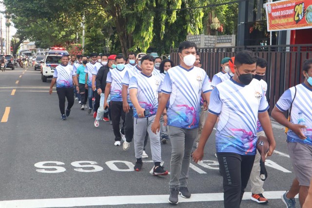 Jalan sehat Polda Maluku Utara bersama Insan Pers. Foto: Dok Humas Polda