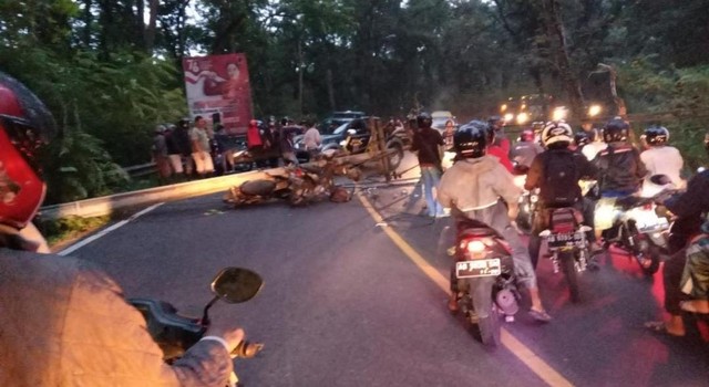 Tiang listrik yang roboh dan menimpa 2 pengendara motor di Gunungkidul. Foto: Erfanto/Tugu Jogja