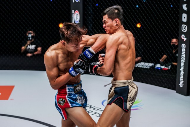Rittewada melayangkan sikutan yang membelah kening Saemapetch dalam laga puncak ONE: NEXTGEN II. Foto: ONE Championship