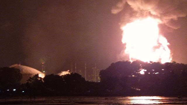 Kebakaran tangki di area kilang PT Kilang Pertamina Internasional (KPI) Unit Cilacap, Sabtu (13/11/2021). Foto: Sumarwoto/ANTARA