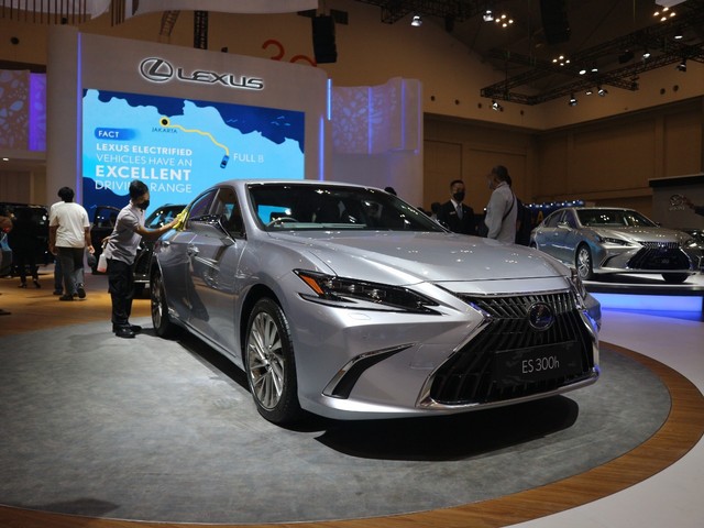 Lexus ES Hybrid terbaru mejeng di GIIAS 2021. Foto: Ghulam Muhammad Nayazri / kumparanOTO