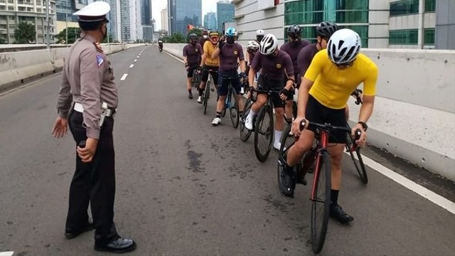 Petugas kepolisian menegur pesepeda yang melintas di JLNT Casablanca, Jakarta Selatan, Minggu (14/11). Foto: Instagram/@tmcpoldametro