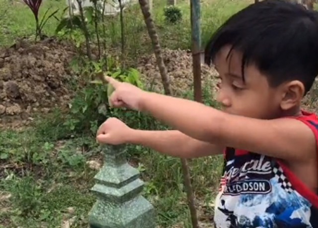 Anak melihat kakek yang sudah meninggal di pemakaman. (Foto: @fhnaddd73/TikTok)