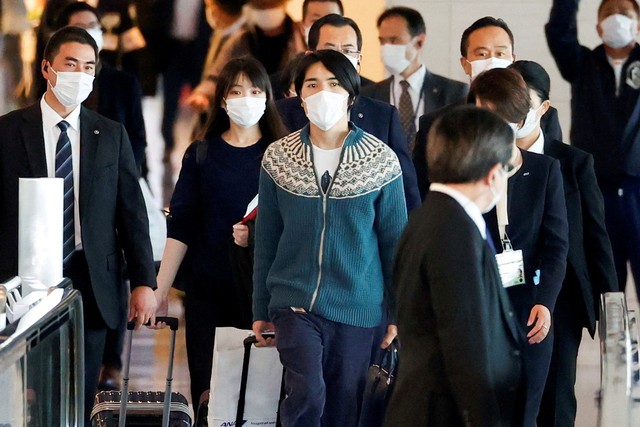 Mako Komuro, mantan Putri Mako Jepang dan putri tertua Putra Mahkota Akishino dan Putri Mahkota Kiko, dan suaminya yang baru menikah Kei menaiki pesawat di bandara Haneda di Tokyo, Jepang.  Foto: Issei Kato/REUTERS