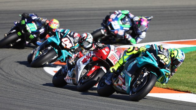 Pembalap Petronas Yamaha SRT Italia Valentino Rossi saat balapan MotoGP Valencia Grand Prix di Sirkuit Ricardo Tomo, Cheste, Spanyol. Foto: JOSE JORDAN / AFP