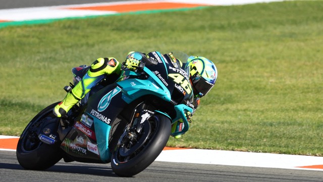 Pembalap Petronas Yamaha SRT Italia Valentino Rossi saat balapan MotoGP Valencia Grand Prix di Sirkuit Ricardo Tomo, Cheste, Spanyol. Foto: JOSE JORDAN / AFP