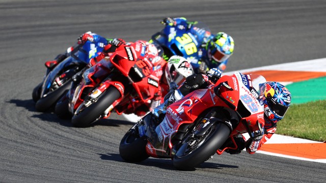 Para pebalap saat balapan MotoGP Valencia Grand Prix di Sirkuit Ricardo Tomo, Cheste, Spanyol. Foto: JOSE JORDAN / AFP