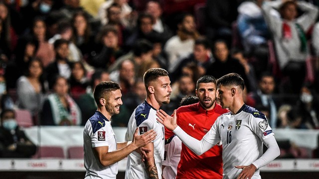 Gelandang Serbia Dusan Tadic (kiri) merayakan gol pertama timnya saat melawan Portugal di pertandingan grup A Piala Dunia FIFA Qatar 2022 di stadion Luz di Lisbon. Foto:  Patricia De Melo Moreira/AFP