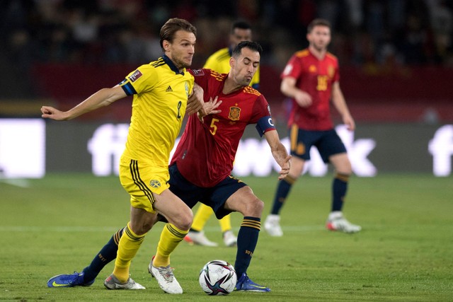Gelandang Swedia Albin Ekdal (kiri) berebut bola dengan gelandang Spanyol Sergio Busquets saat pertandingan grup B kualifikasi Piala Dunia FIFA Qatar 2022 di Stadion La Cartuja di Seville. Foto: Jorge Guerrero/AFP