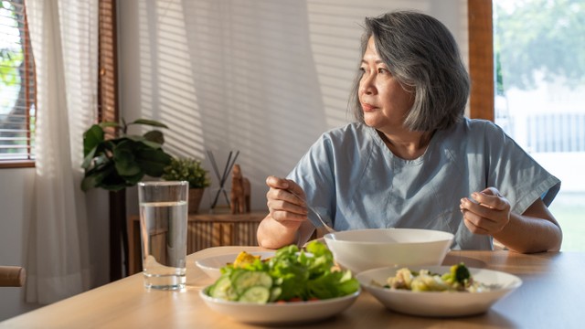 Ilustrasi perempuan lansia makan sendiri. Foto: Shutter Stock