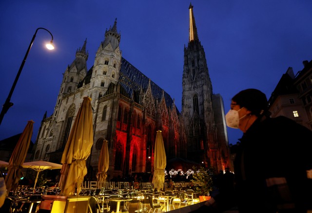 Seseorang berjalan melewati katedral St. Stephens di tengah wabah penyakit COVID-19 di Austria. Foto: REUTERS/Leonhard Foeger