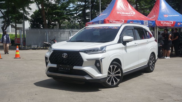 Toyota Veloz sedang dibawa untuk test drive Foto: dok. Muhammad Haldin Fadhila/kumparan