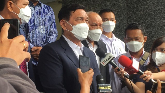 Menko Marves Luhut Binsar Panjaitan menghadiri mediasi dugaan kasus pencemaran nama baiknya di Polda Metro Jaya, Senin (15/11). Foto: Jonathan Devin/kumparan